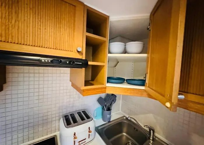 Trio\'S Haven In Portebello Road