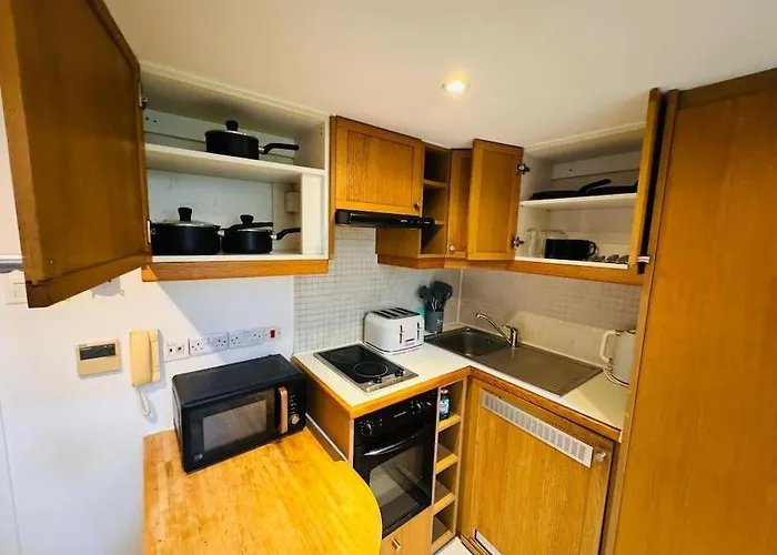 Trio\'S Haven In Portebello Road