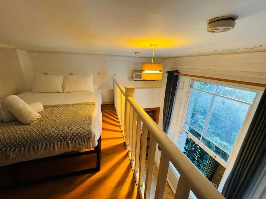Trio's Haven In Portebello Road * London
