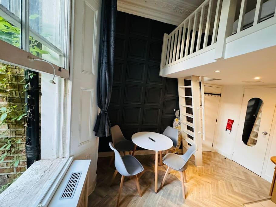 Trio's Haven In Portebello Road *