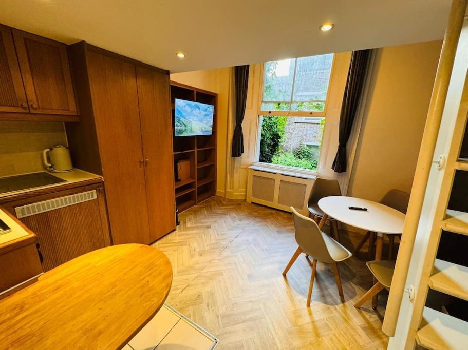 Trio's Haven In Portebello Road * London